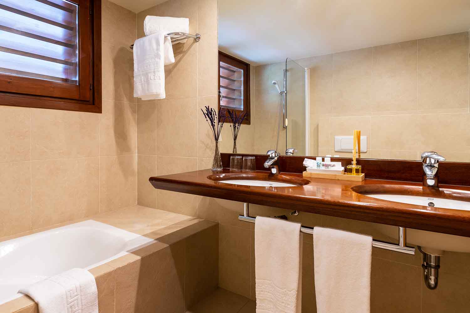 Chambre-double-confort-salle-de-bains-Hotel-Xalet-del-golf