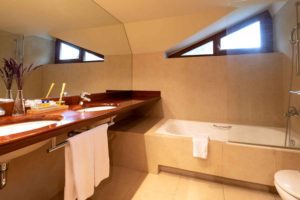 Penthouse-double-family-room-bathroom-Hotel-Xalet-del-golf-cerdanya
