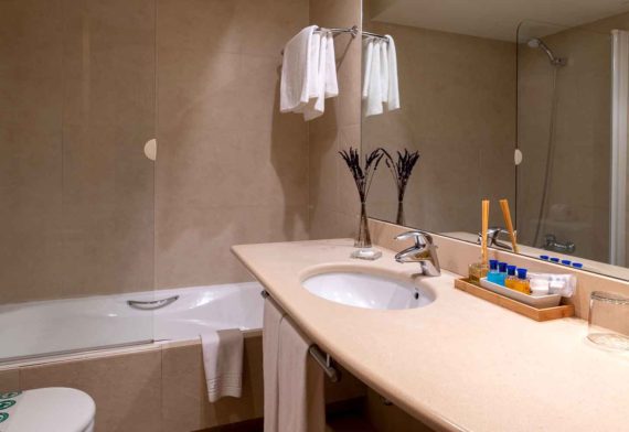 Rooms-suite-bathroom-Hotel-Xalet-del-golf