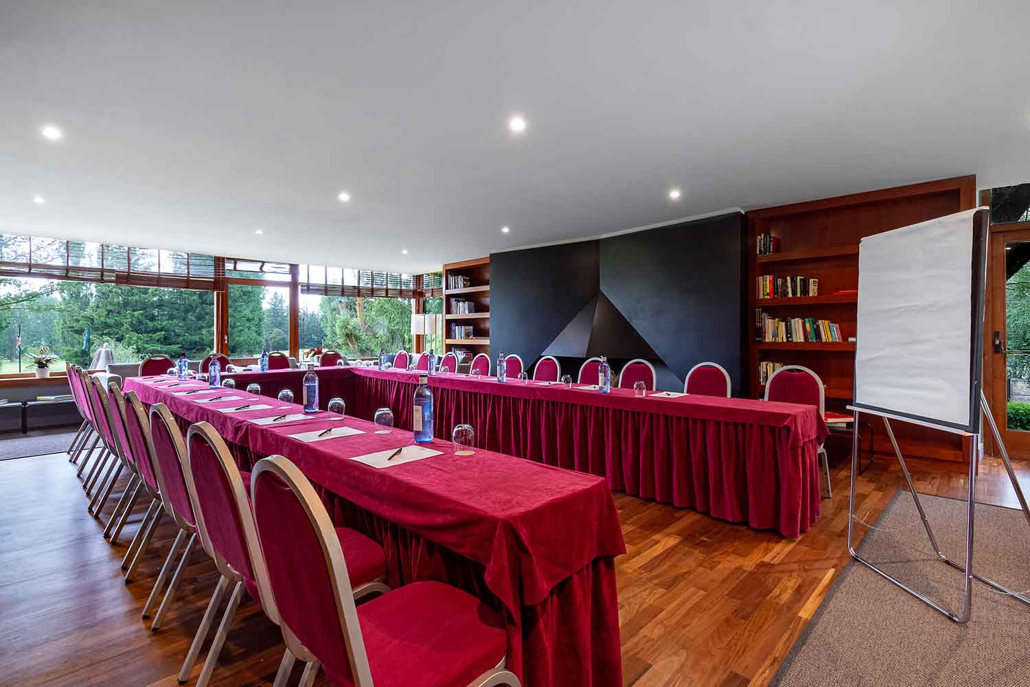 Room-fireplace-meetings-company-Hotel-Xalet-del-golf