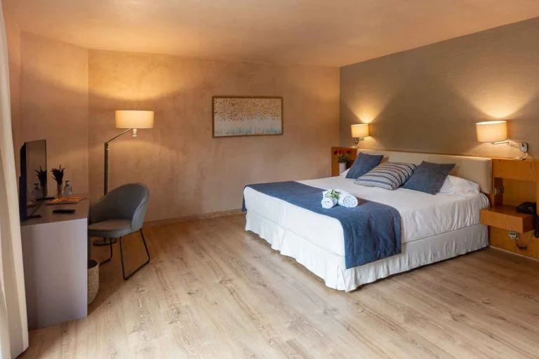 Hanitaciones-doble-superior-Hotel-Xalet-del-golf-scaled-web-low-(120)