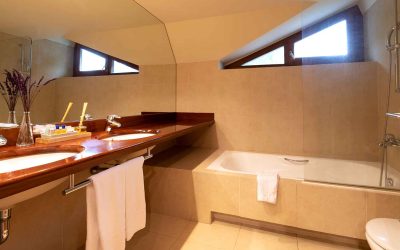 Penthouse-double-family-room-bathroom-Hotel-Xalet-del-golf-cerdanya